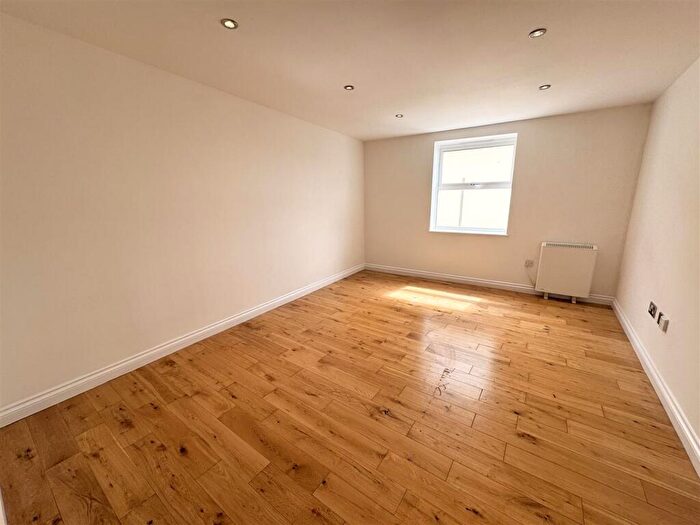 3 Bedroom Flat To Rent In Hill House, Western Road, Hove, BN3