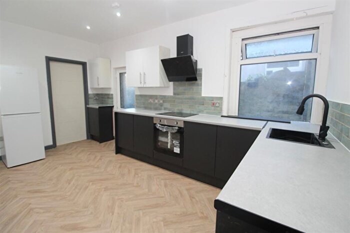 3 Bedroom Flat To Rent In Llantrisant Street, Cathays, Cardiff, CF24