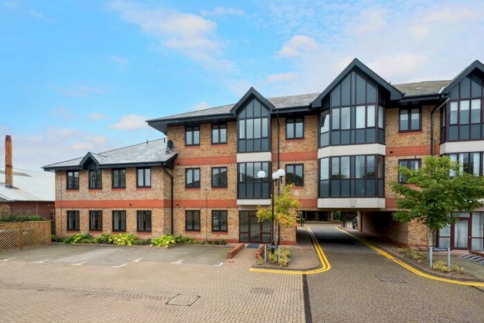 1 Bedroom Flat To Rent In Hanworth Lane, Chertsey, KT16