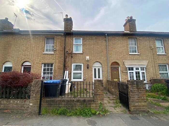 2 Bedroom House To Rent In South Ordnance Road, Enfield, EN3