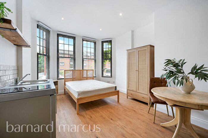 Studio To Rent In Friern Park, London, N12