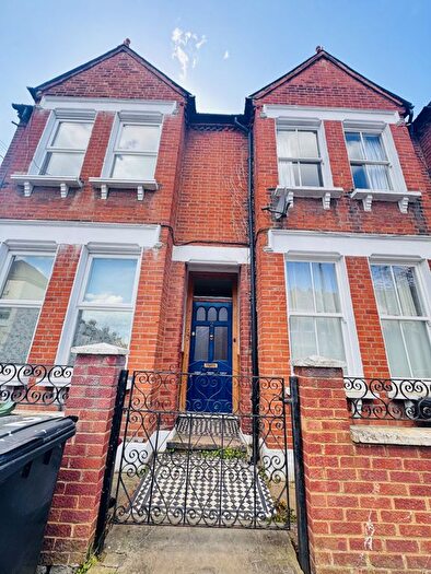 3 Bedroom Flat To Rent In Brading Road, London, SW2