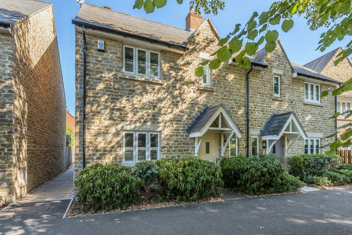 3 Bedroom Semi-Detached House To Rent In Pixey Close, Yarnton, OX5