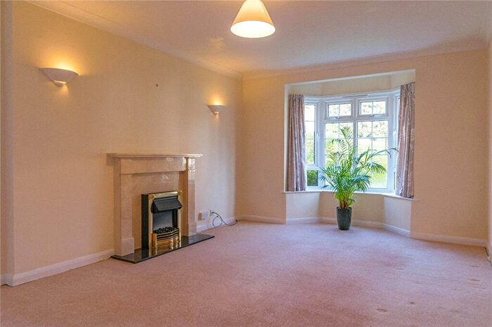2 Bedroom Flat To Rent In Firgrove Court, Farnham, Surrey, GU9