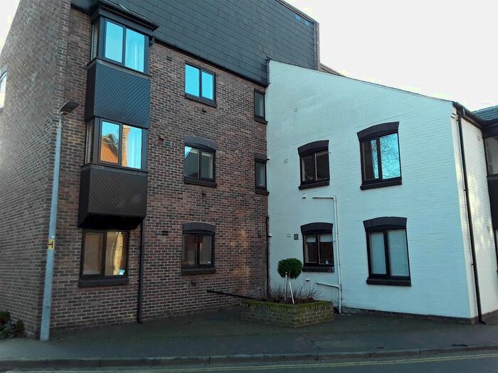 2 Bedroom Flat To Rent In Grammar School Yard, Fish Street, Hull, HU1