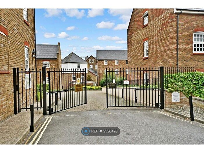 3 Bedroom Flat To Rent In Davy Court, Rochester, ME1