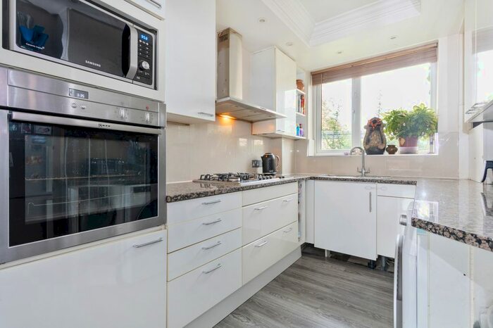 2 Bedroom Maisonette To Rent In Bibsworth Lodge, Bibsworth Road, London, N3