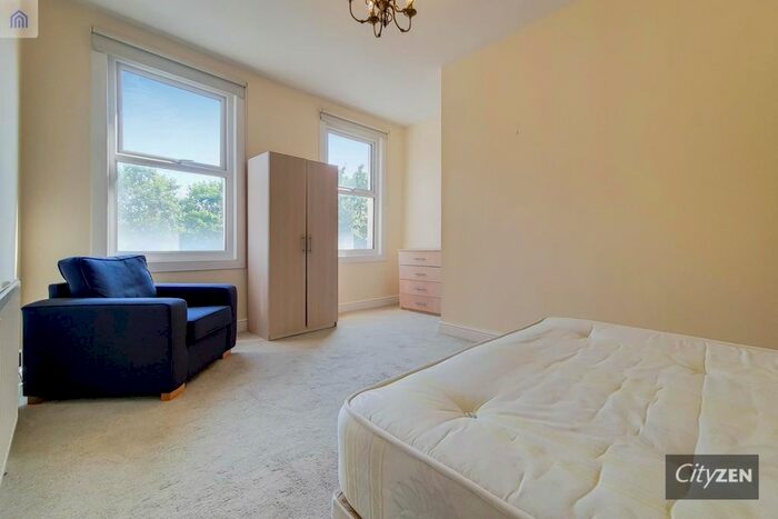 3 Bedroom Flat To Rent In Mile End Road, London, E1
