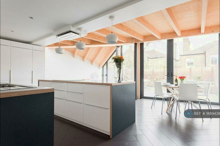 3 Bedroom Terraced House To Rent In London, London, SE11