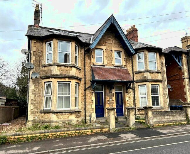 2 Bedroom Flat To Rent In Park Lane, Chippenham, SN15