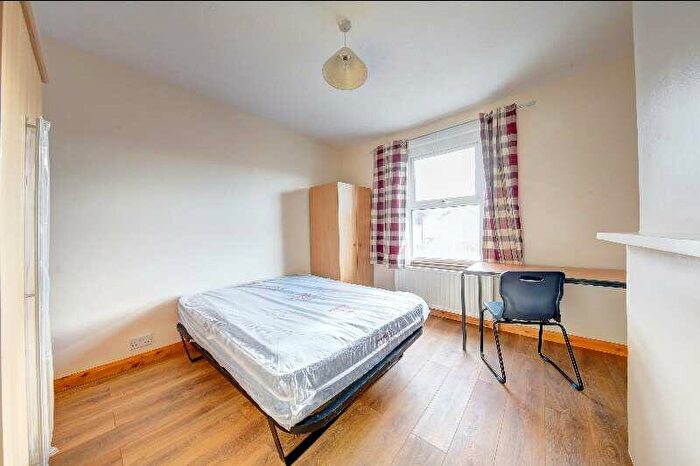 4 Bedroom Semi-Detached House To Rent In East Road, KT2