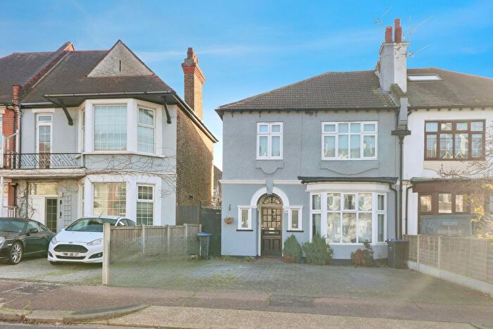 1 Bedroom Flat To Rent In Whitefriars Crescent, Westcliff-On-Sea, SS0