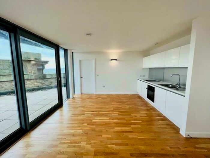 2 Bedroom Flat To Rent In Lilycroft Road, Bradford, BD9