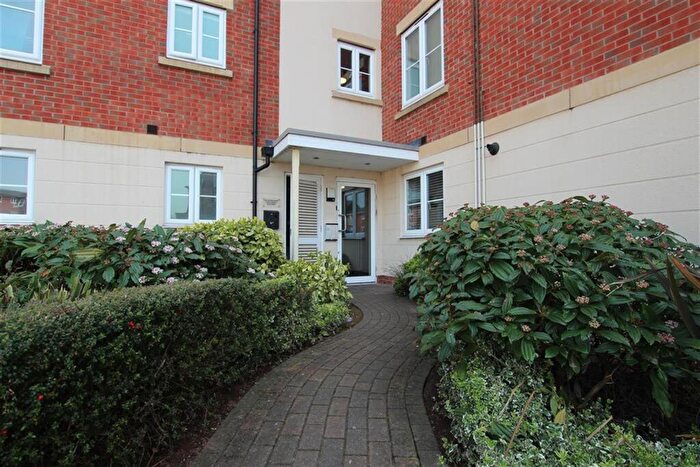 2 Bedroom Flat To Rent In Dixon Close, Redditch, B97