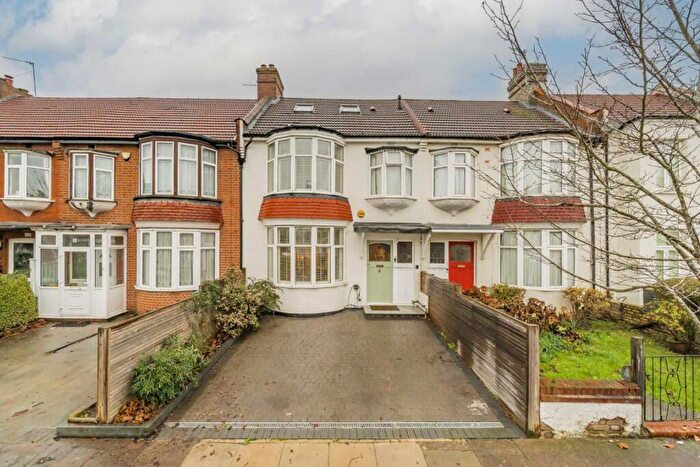 4 Bedroom House For Sale In Holdenhurst Avenue, Finchley, N12