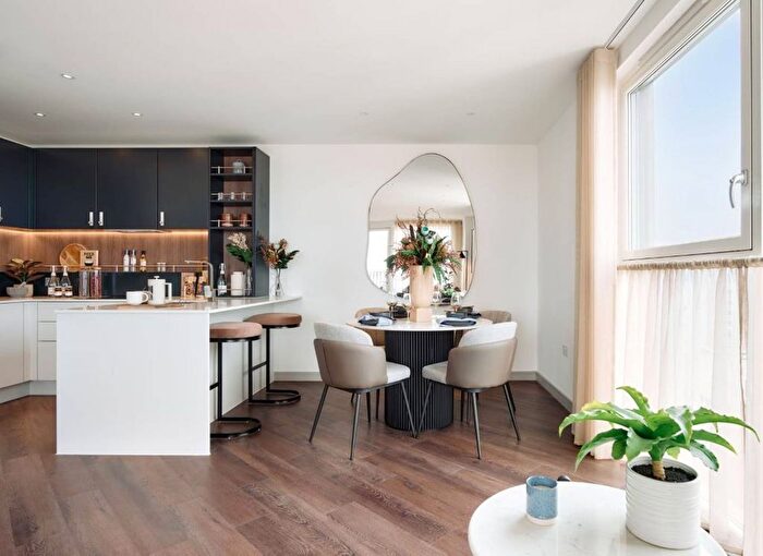 3 Bedroom Flat For Sale In Eden Grove, Staines, Surrey, TW18