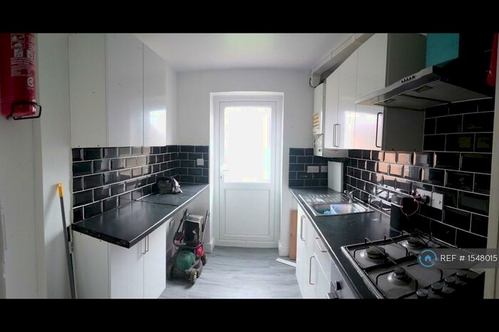 2 Bedroom Flat To Rent In Winmill Road, Dagenham, RM8