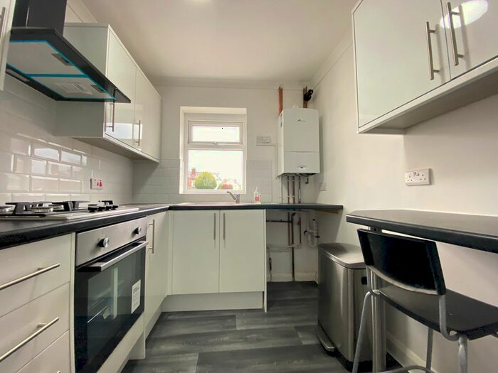 2 Bedroom Flat To Rent In Dudley Road, Brierley Hill, West Midlands, DY5