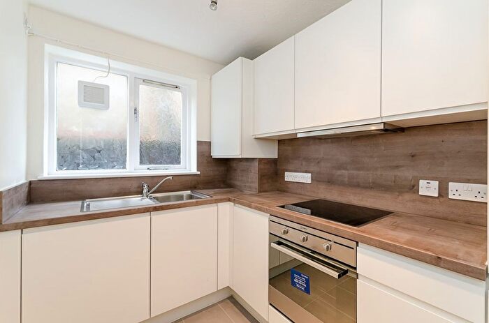 Studio To Rent In The Limes Avenue, London, N11