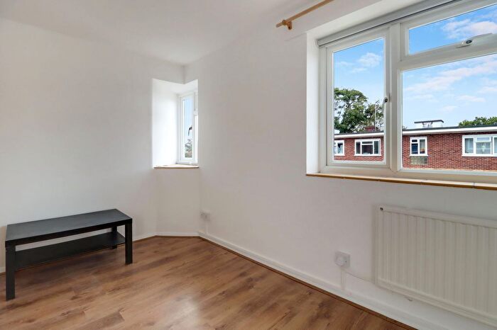 1 Bedroom Flat For Sale In Chelsea Close, Hampton Hill, TW12