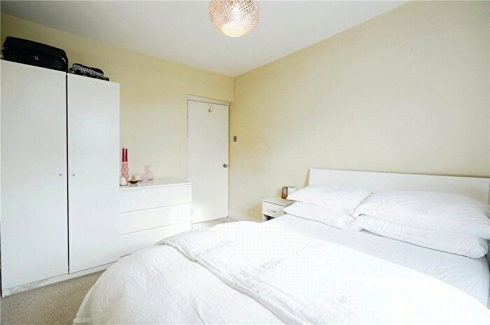 2 Bedroom Flat For Sale In Falcon Road, Battersea, London, SW11