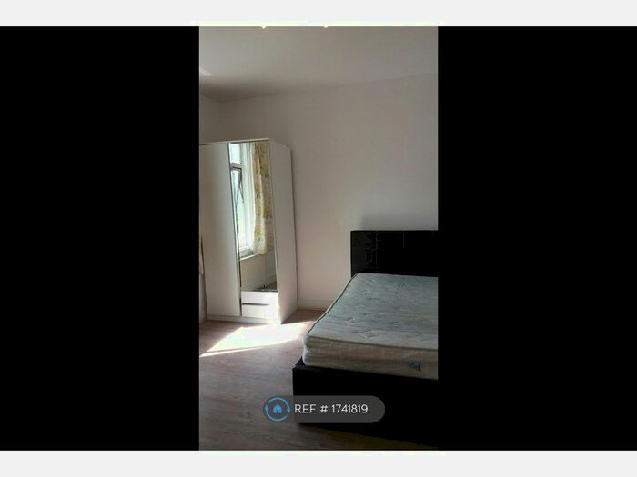 Studio To Rent In Willoughby Road, London, N8