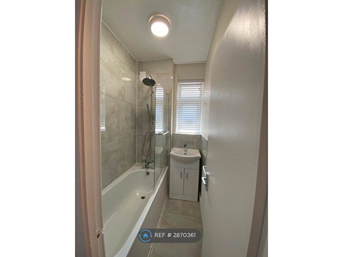 2 Bedroom Flat To Rent In Frome House, London, SE15