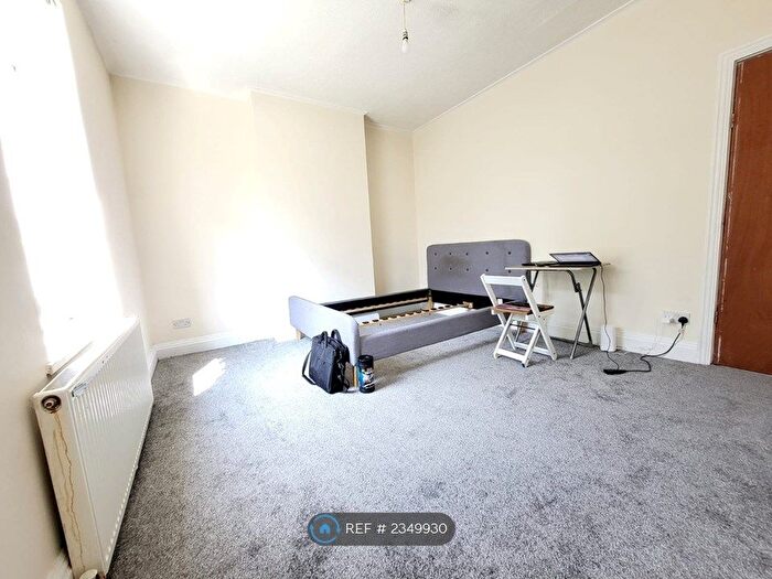 3 Bedroom End Of Terrace House To Rent In Manygates Lane, Wakefield, WF1