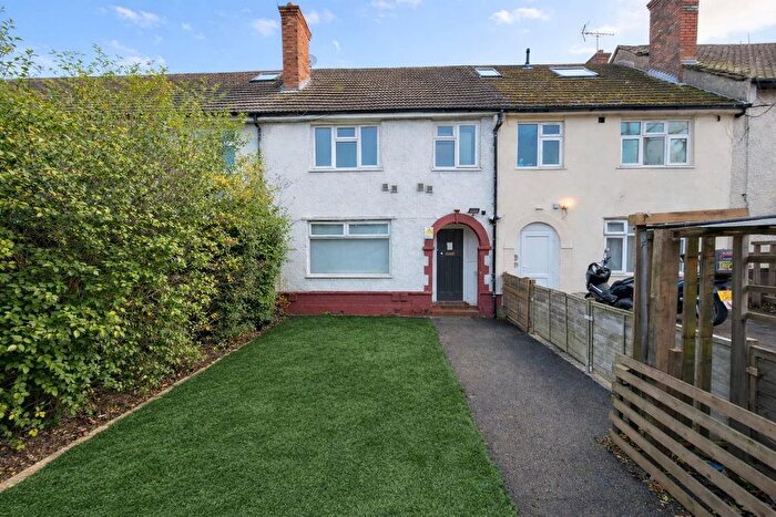 Studio To Rent In North Circular Road, London, NW2