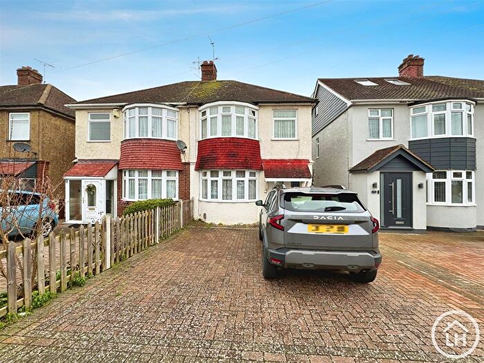 3 Bedroom Semi-Detached House For Sale In Solomon Road, Rainham, Gillingham, ME8