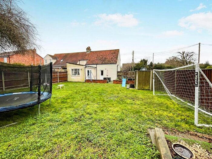 3 Bedroom Semi-Detached House For Sale In Paynes Lane, Feltwell, IP26