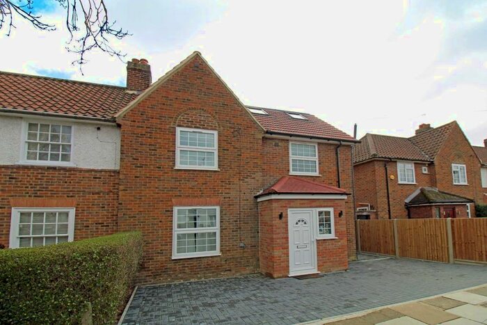 5 Bedroom Flat To Rent In Saxon Drive, London, W3