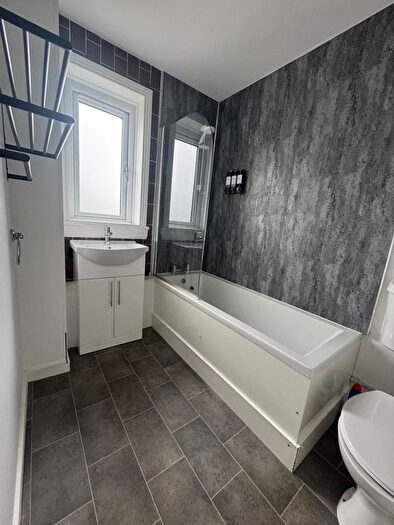 2 Bedroom Flat To Rent In Ballindean Road, Dundee, DD4
