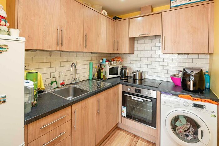 1 Bedroom Apartment For Sale In Bethwin Road, London, SE5