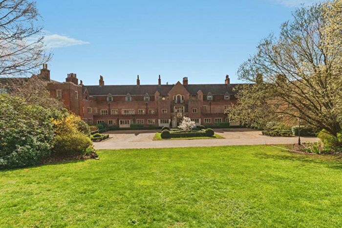 2 Bedroom Flat For Sale In Kings Drive, Midhurst, West Sussex, GU29