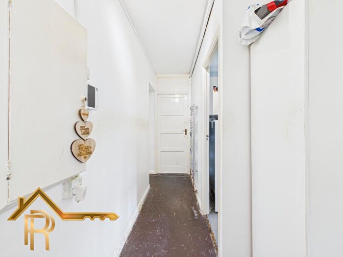 1 Bedroom Flat For Sale In Arnside House Leamington Road, Romford, Essex, RM3
