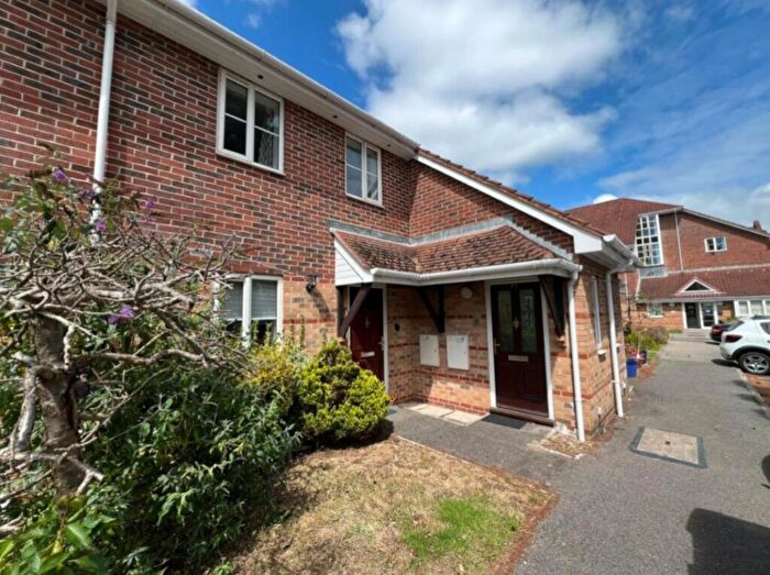 1 Bedroom Maisonette For Sale In Flat Willow Park, Park Road, Poole, Dorset, BH14