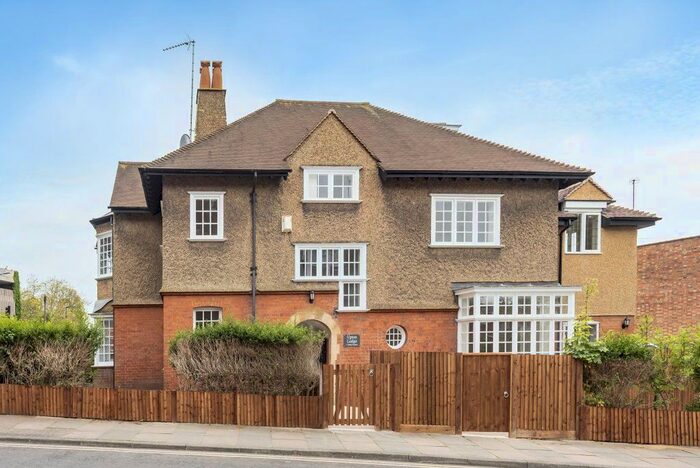 1 Bedroom Flat To Rent In Upton Avenue, St Albans, Herts AL3