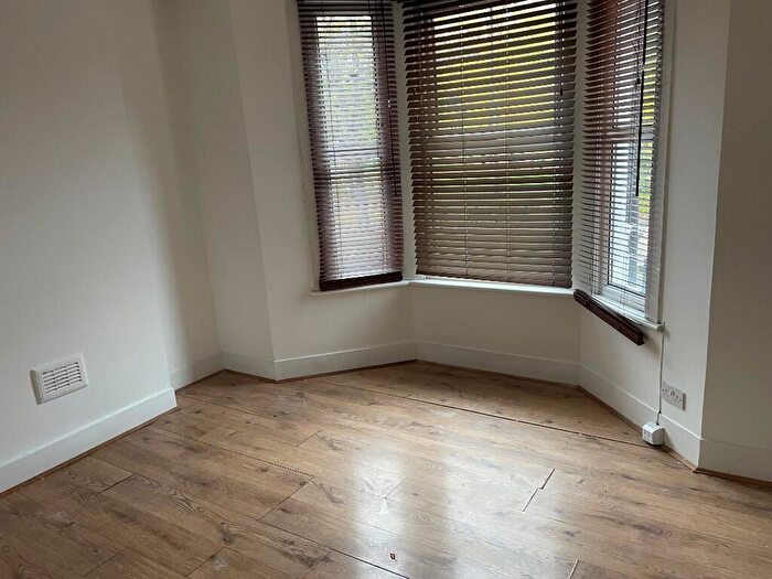 1 Bedroom Flat To Rent In Temple Dwellings, Temple Street, London, E2