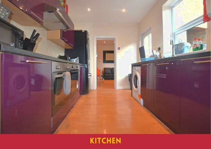 5 Bedroom Semi-Detached House To Rent In Bed Student Home - Lancaster Road, CT1