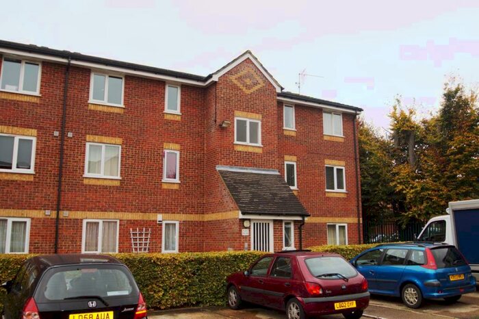 2 Bedroom Flat To Rent In Walpole Road, SL1
