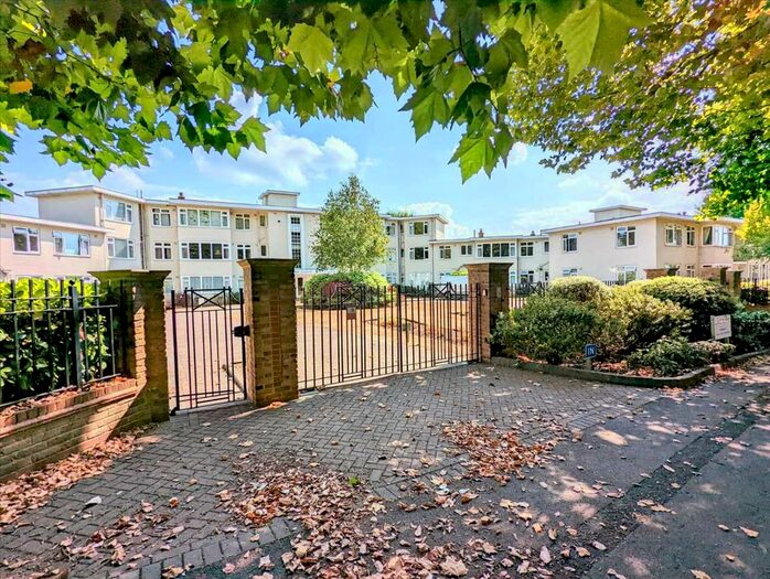 2 Bedroom Flat To Rent In Lake Close, London, SW19