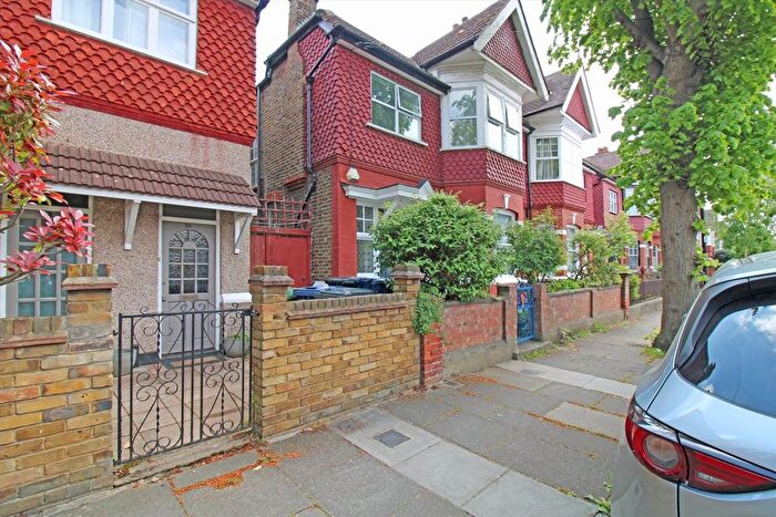 3 Bedroom Flat To Rent In Hillcrest Road, Acton, W3