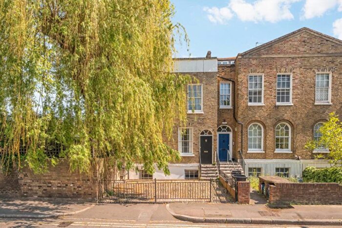 3 Bedroom Maisonette For Sale In Queensbridge Road, Hackney, E8