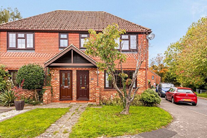 3 Bedroom Semi-Detached House For Sale In Midwinter Avenue, Milton, OX14