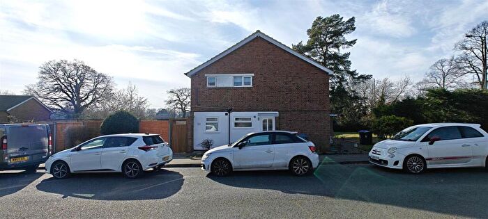 2 Bedroom Flat To Rent In Bramley Close, Oakwood, N14