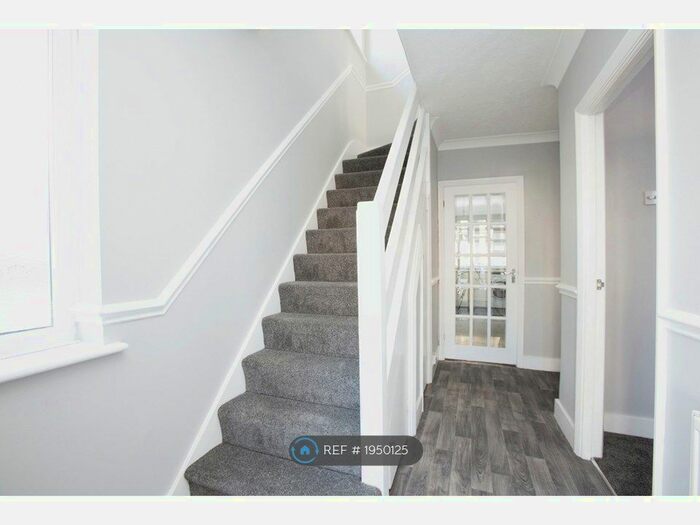 3 Bedroom Semi-Detached House To Rent In Amesbury Drive, Chingford, E4