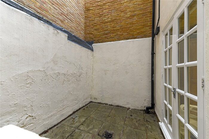 3 Bedroom Flat To Rent In North Gower Street, London, NW1