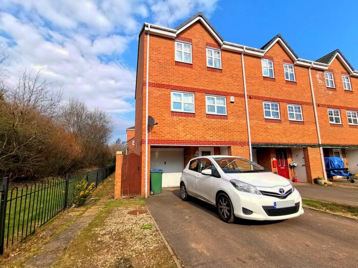 4 Bedroom Town House To Rent In Thunderbolt Way, Tipton, DY4