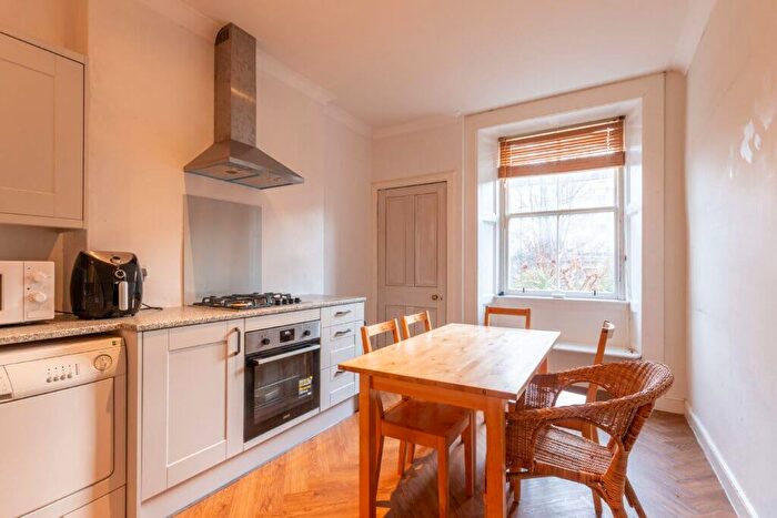 2 Bedroom Flat To Rent In L Montague Street, Edinburgh, EH8